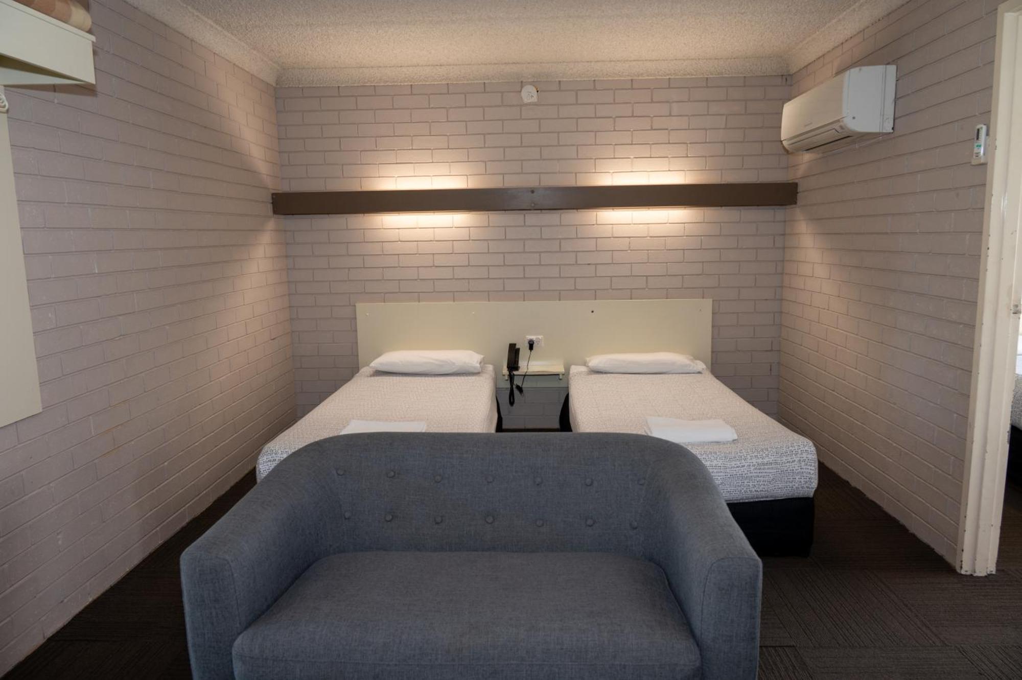 Tumut Valley Motel Pet Friendly Exterior foto