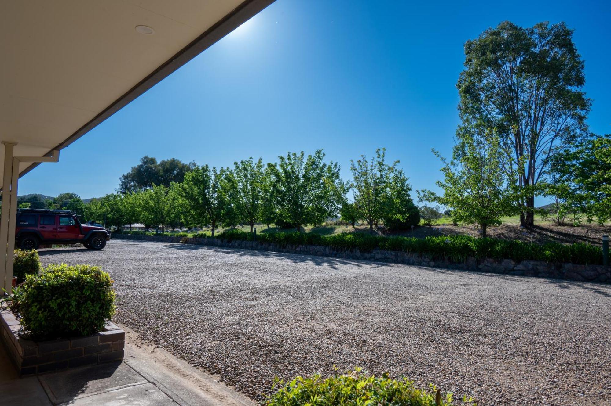 Tumut Valley Motel Pet Friendly Exterior foto