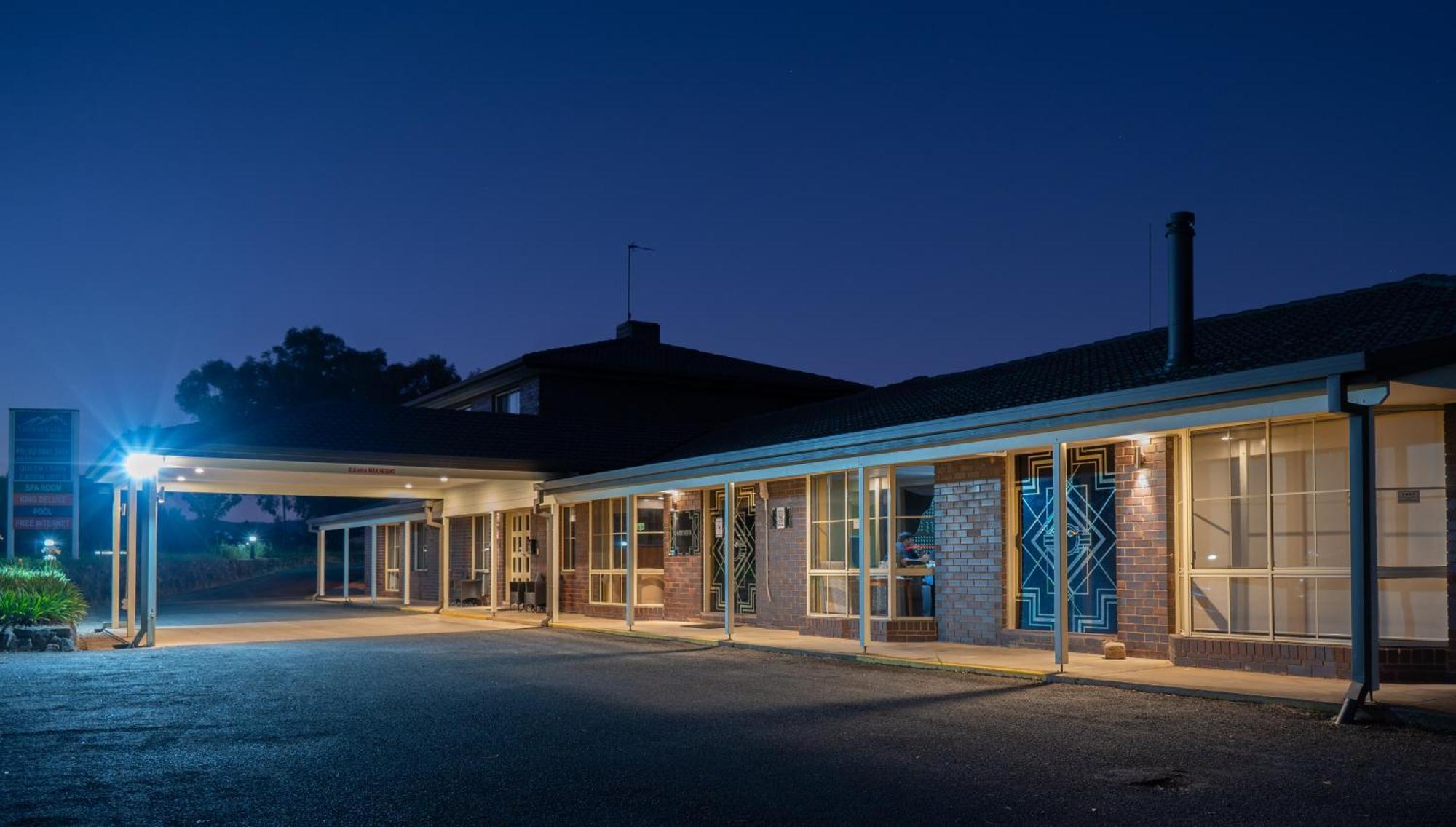 Tumut Valley Motel Pet Friendly Exterior foto