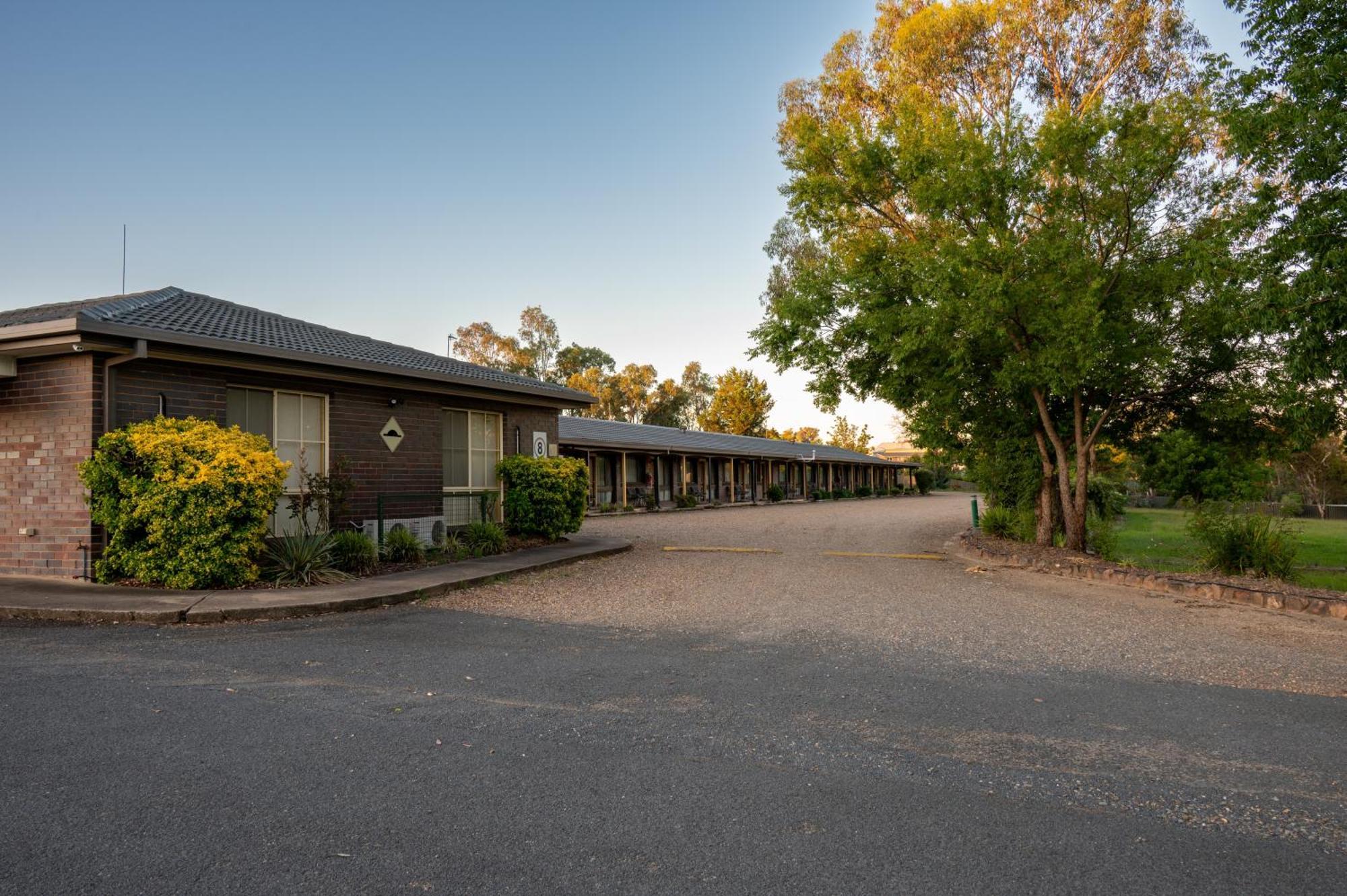 Tumut Valley Motel Pet Friendly Exterior foto