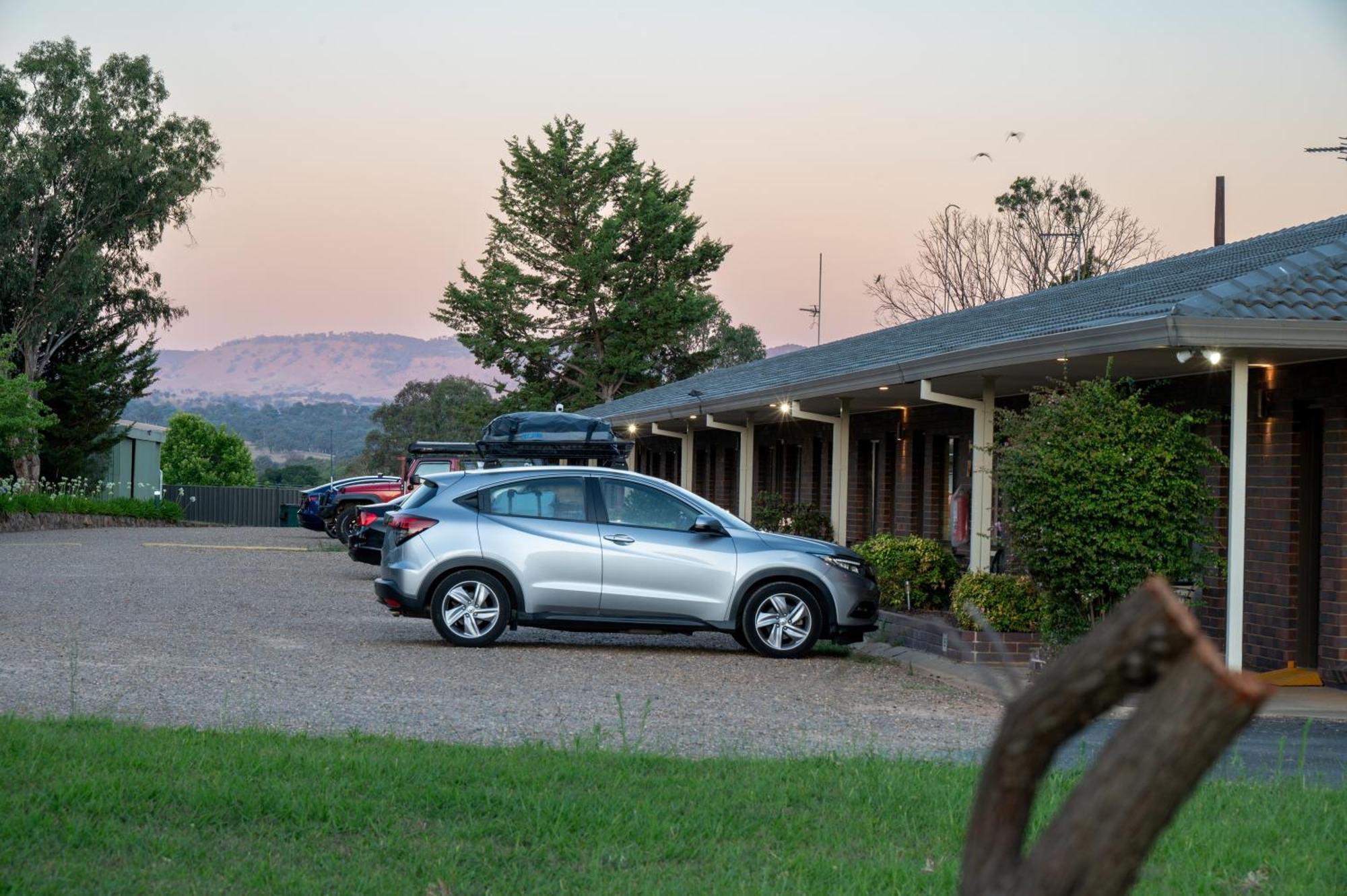 Tumut Valley Motel Pet Friendly Exterior foto
