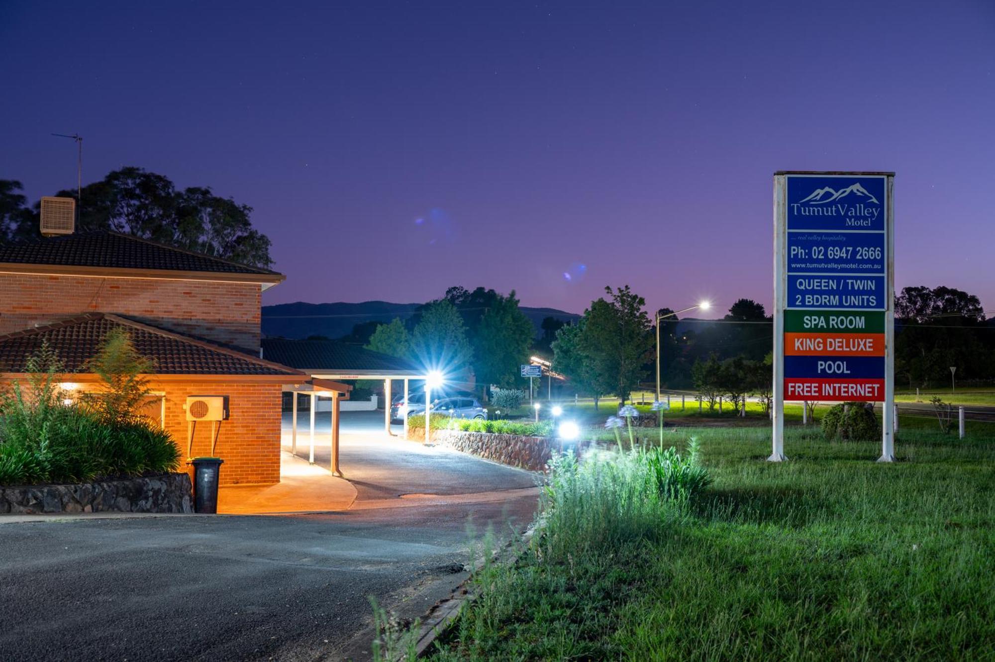 Tumut Valley Motel Pet Friendly Exterior foto