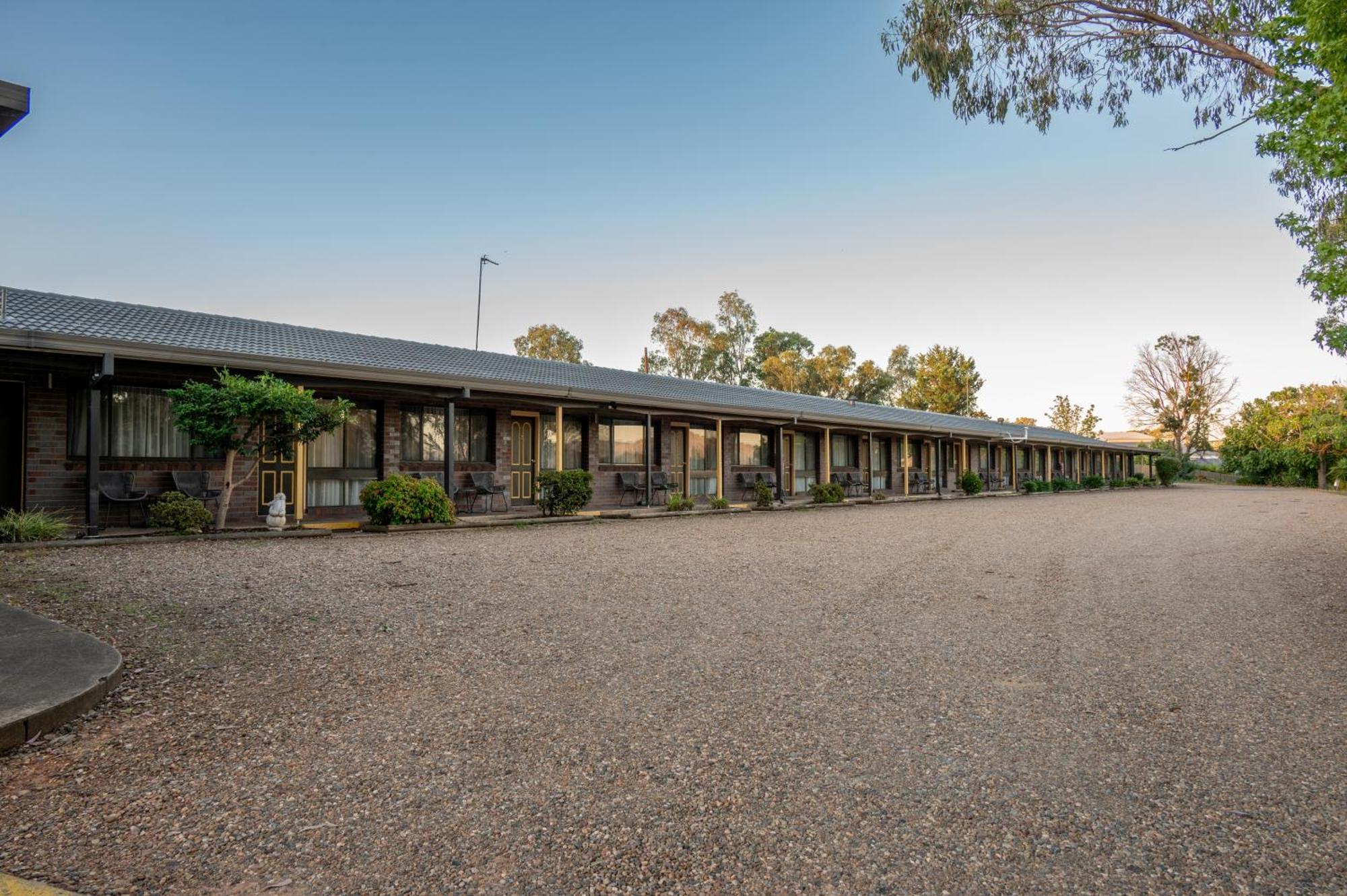 Tumut Valley Motel Pet Friendly Exterior foto