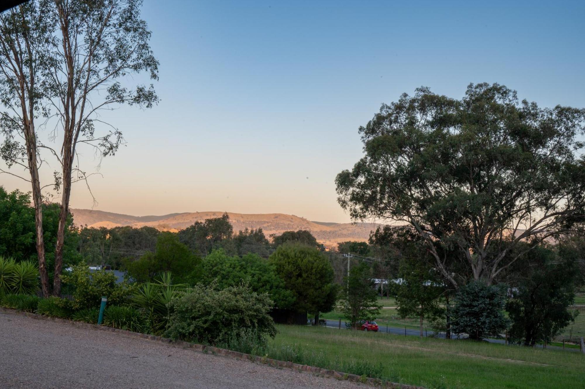 Tumut Valley Motel Pet Friendly Exterior foto