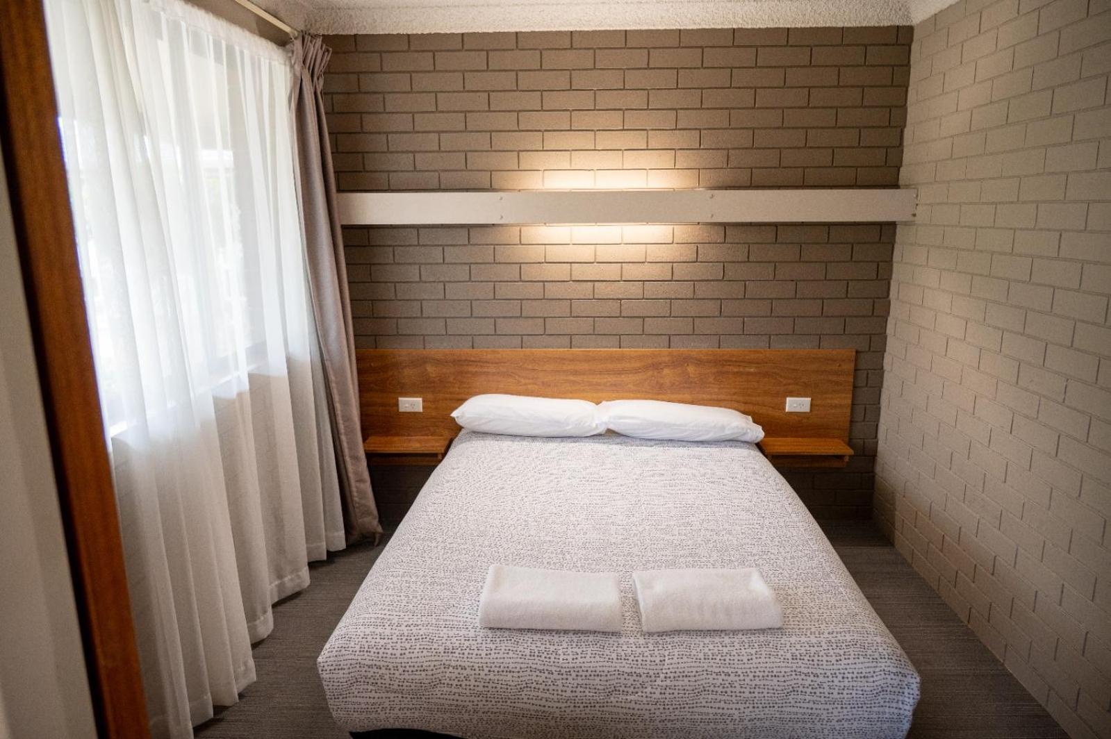 Tumut Valley Motel Pet Friendly Exterior foto