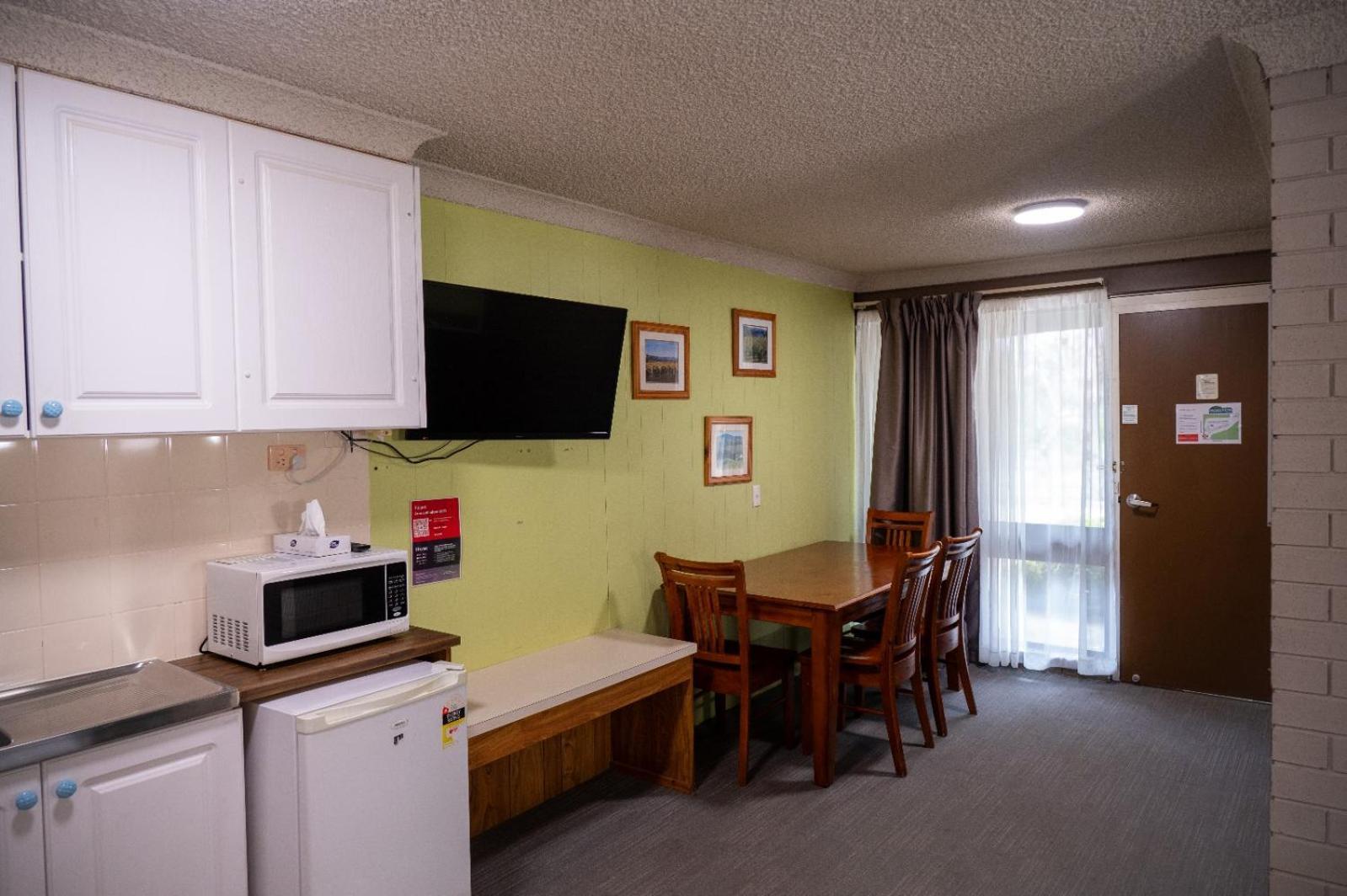 Tumut Valley Motel Pet Friendly Exterior foto