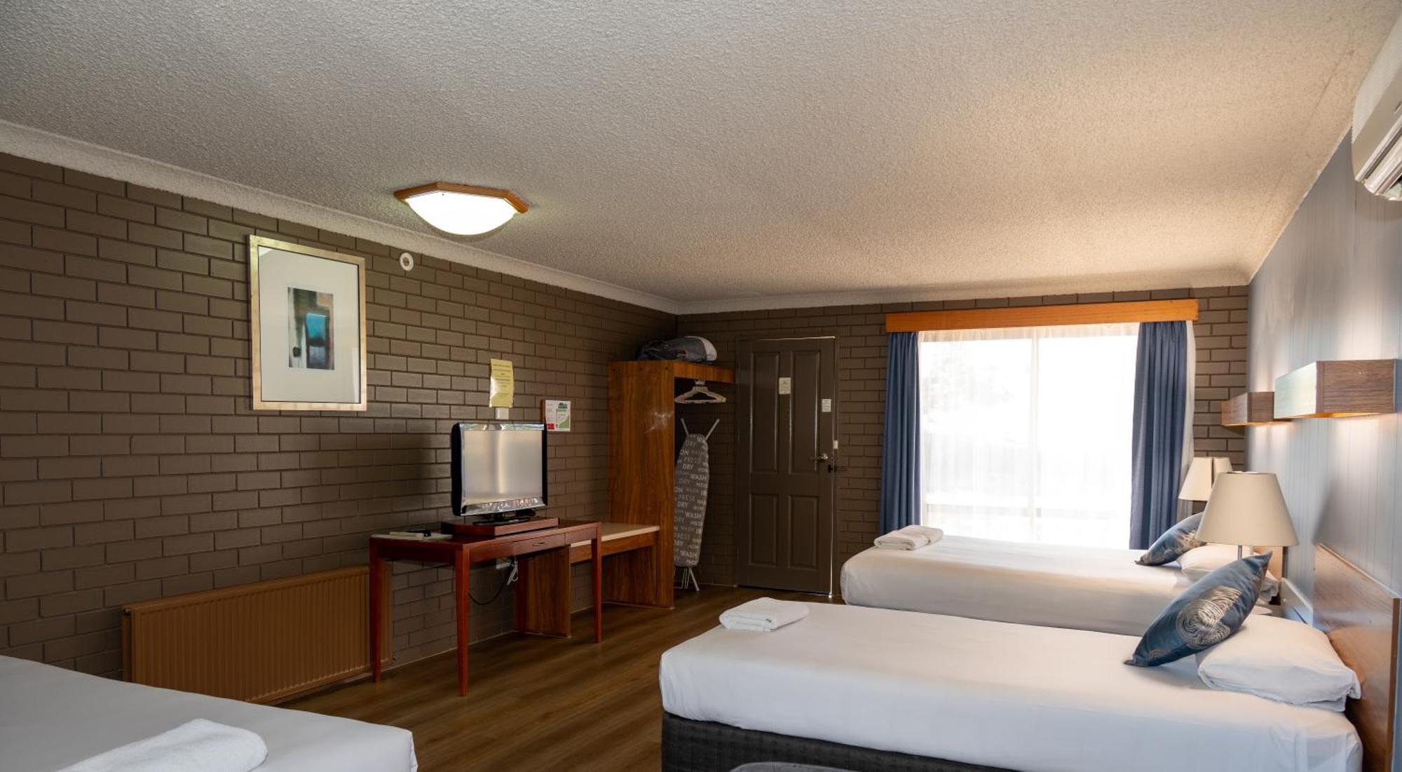 Tumut Valley Motel Pet Friendly Exterior foto