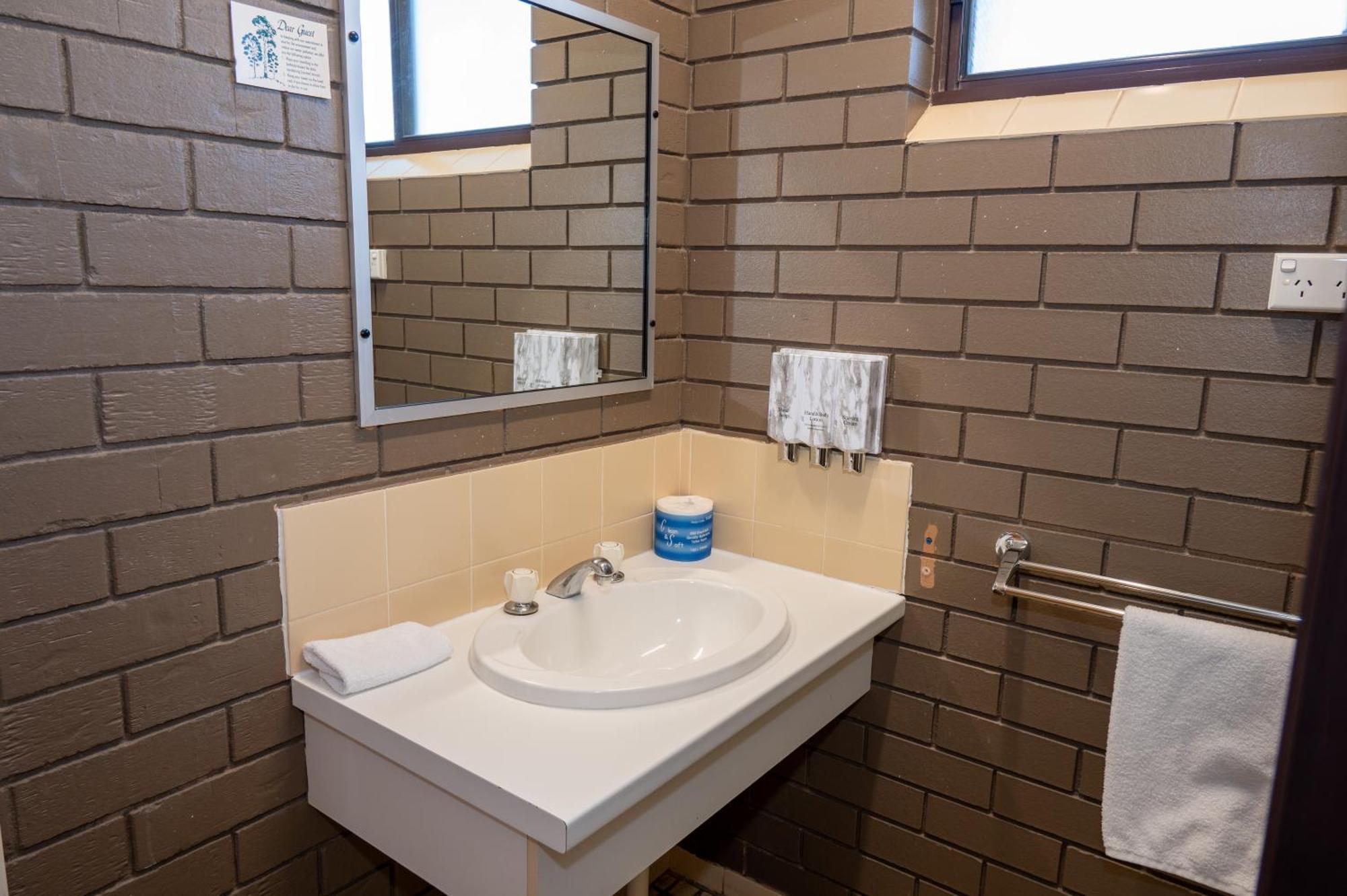 Tumut Valley Motel Pet Friendly Exterior foto