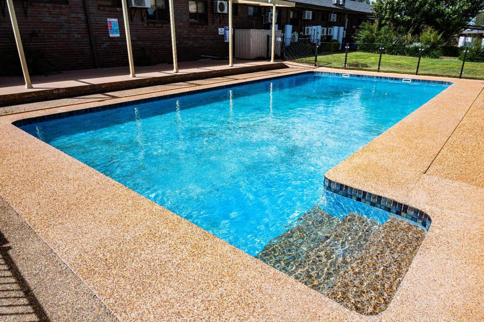 Tumut Valley Motel Pet Friendly Exterior foto