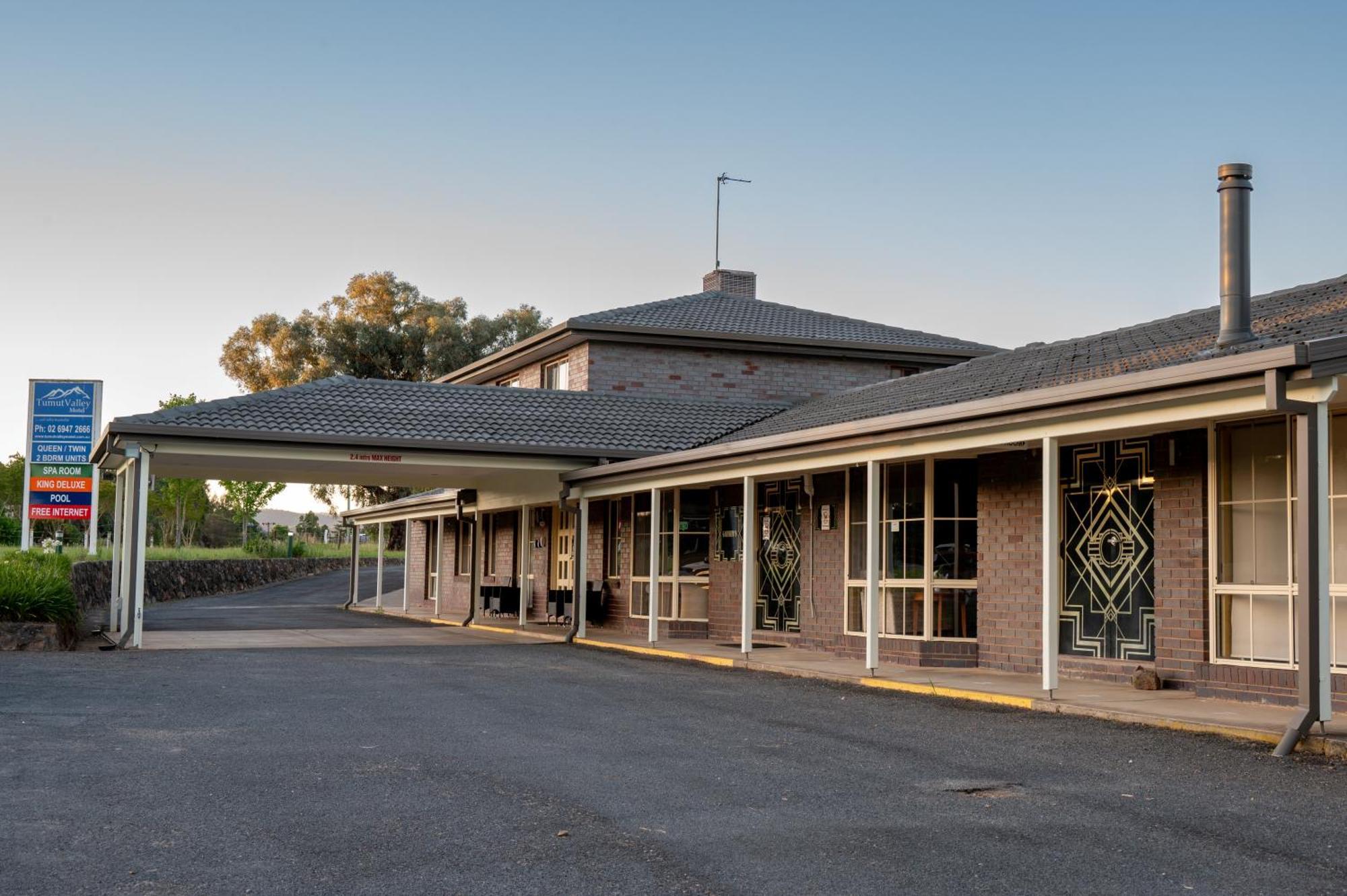 Tumut Valley Motel Pet Friendly Exterior foto