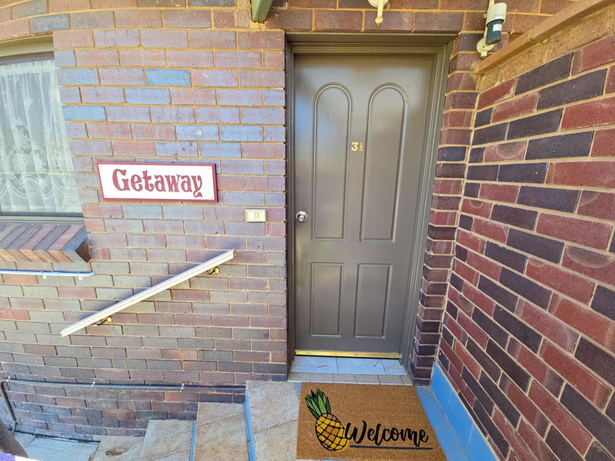 Tumut Valley Motel Pet Friendly Exterior foto