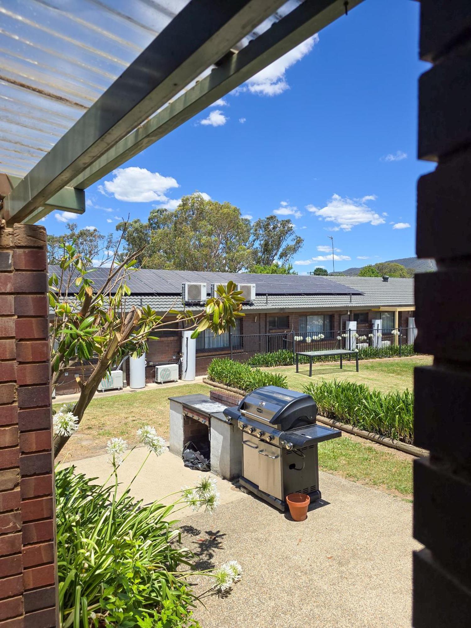 Tumut Valley Motel Pet Friendly Exterior foto