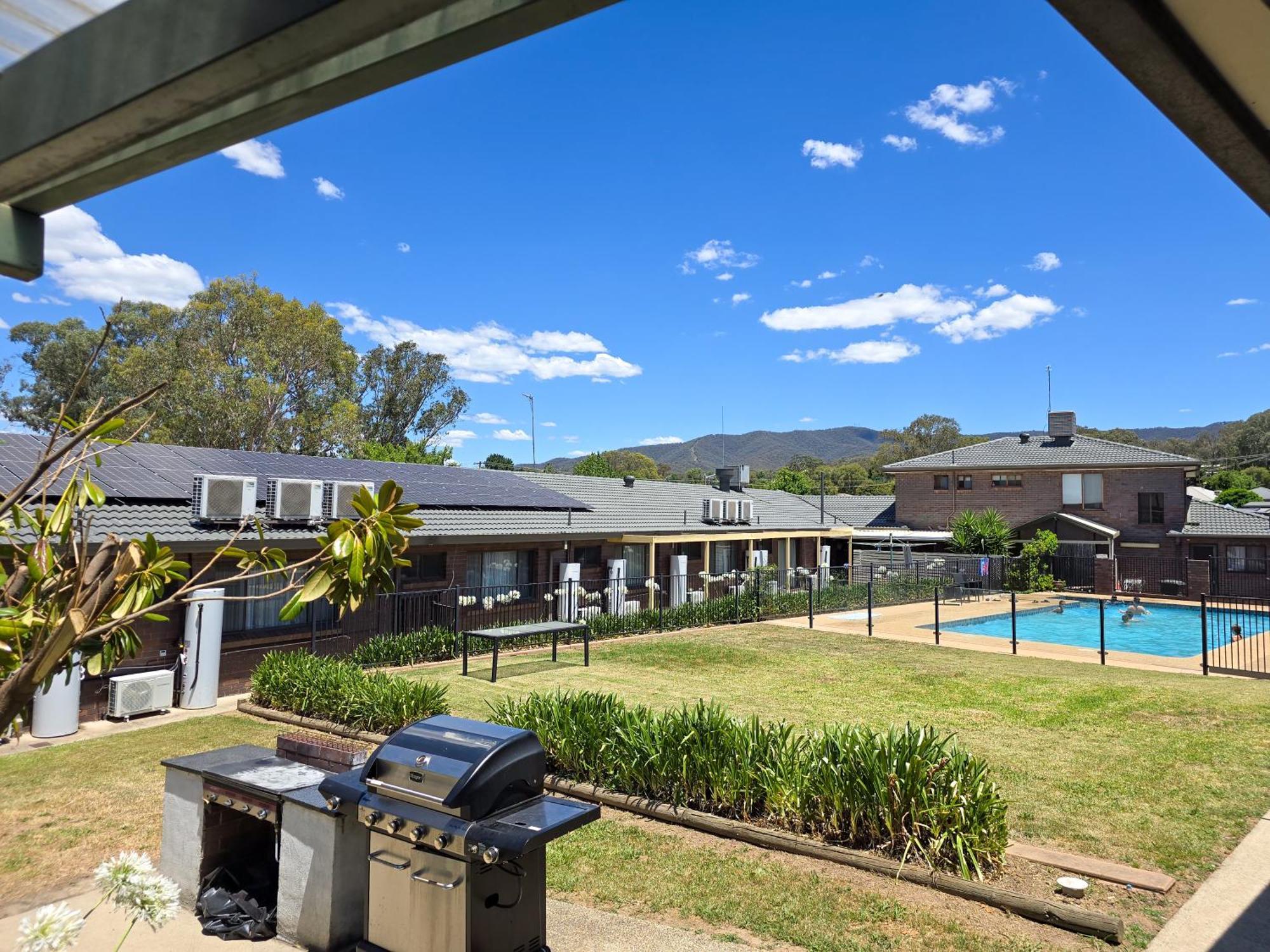 Tumut Valley Motel Pet Friendly Exterior foto